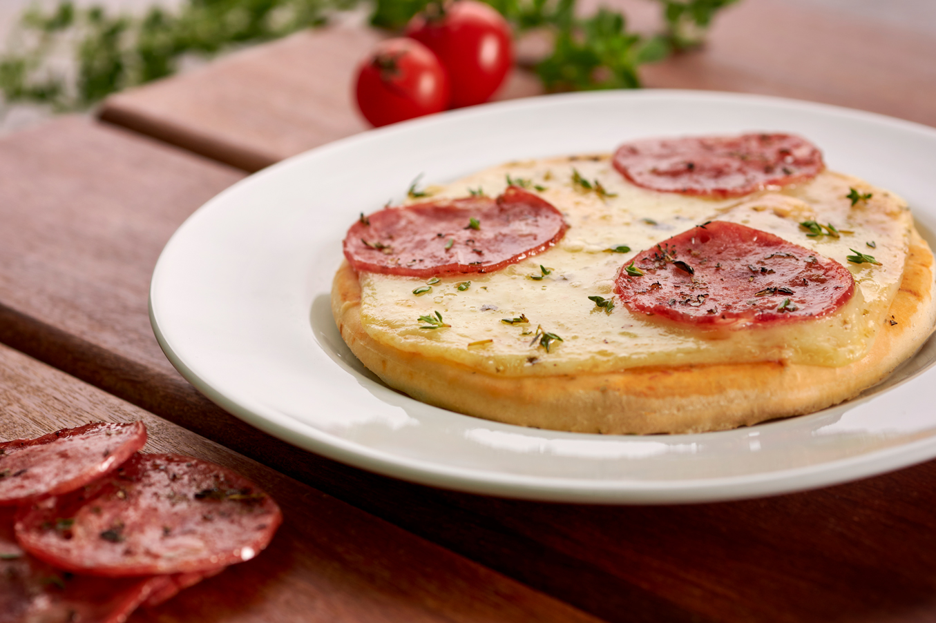 Imagem de uma Mini pizza de calabresa